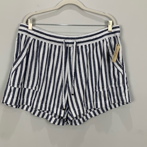 NWT- St. John's Bay Womens Linen Blend Mid Rise Soft Short Navy Stripe - Picture 1 of 11